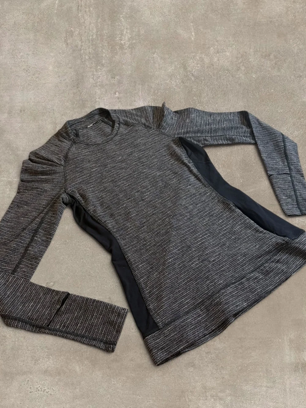 Lululemon Heathered Black Charcoal Long Sleeve Running Shirt Thumbholes Womens 4